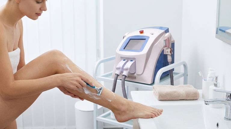Faut-il se raser avant d'utiliser un épilateur à lumière ? L'étape cruciale pour des résultats sûrs et efficaces